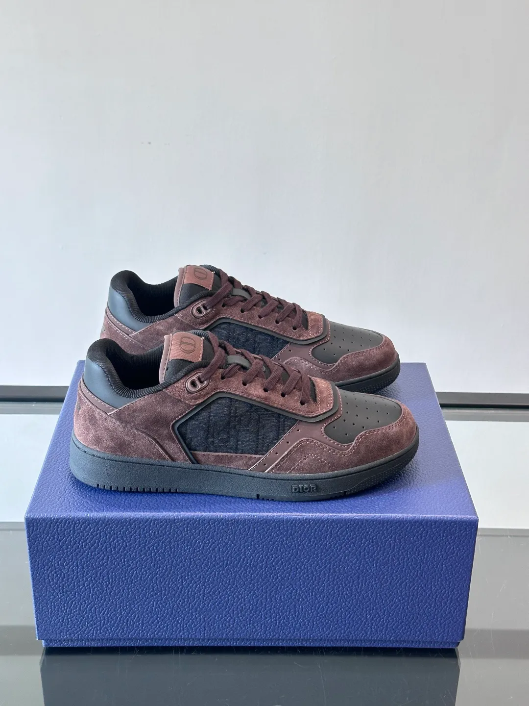 Men's shoes 💰p400 "DIO＊" low-top B27 casual sports shoes, this B27 low-top B27 Dio*'s classic item comes from the DIOR.TEARS joint series. Carefully crafted from first-grain cowhide, it is decorated with laser-drawn Oblique prints and is layered with cotton styling details to display the 💰peace Sign pattern from the Dio*Tears collaboration series. It is paired with white Oblique Galaxy print-effect leather panels to enhance the style. The two-tone rubber sole, tongue and backside feature the Dior Tears logo, CD Icon eyelets and rich classic details. Elevate any outfit and pair with other Dior Tears pieces for matching looks. Size: 38-44 Male 38-44 (45 46 customized)